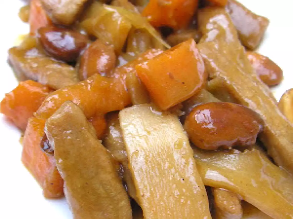 Cerdo con almendras y bambú