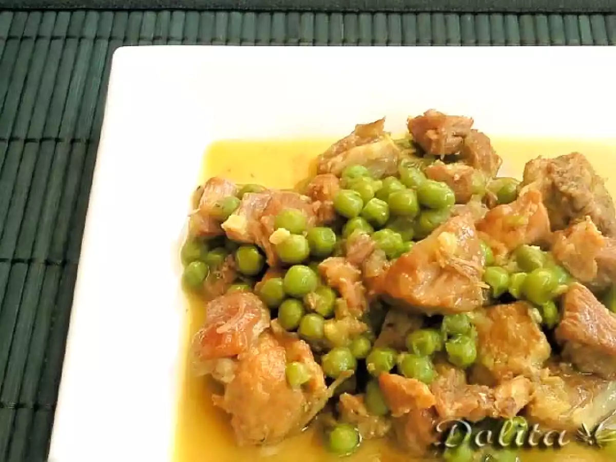 Cerdo en salsa con guisantes