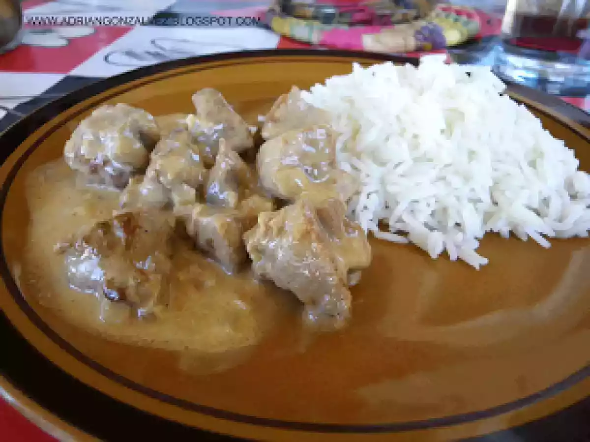 Cerdo en salsa korma con piña y almendras.
