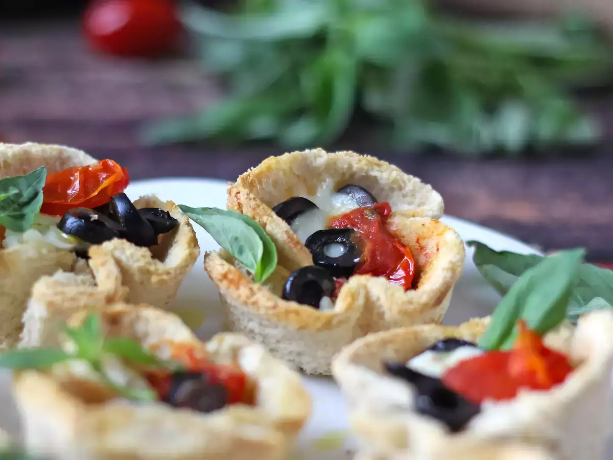 Cestas de pan de molde rellenas de queso, tomate y aceitunas - foto 2