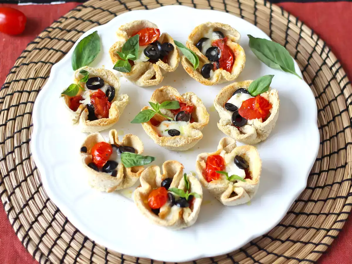 Cestas de pan de molde rellenas de queso, tomate y aceitunas - foto 3