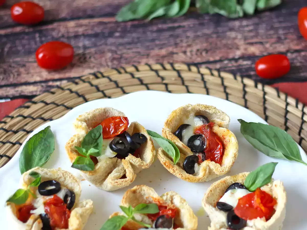 Cestas de pan de molde rellenas de queso, tomate y aceitunas - foto 4