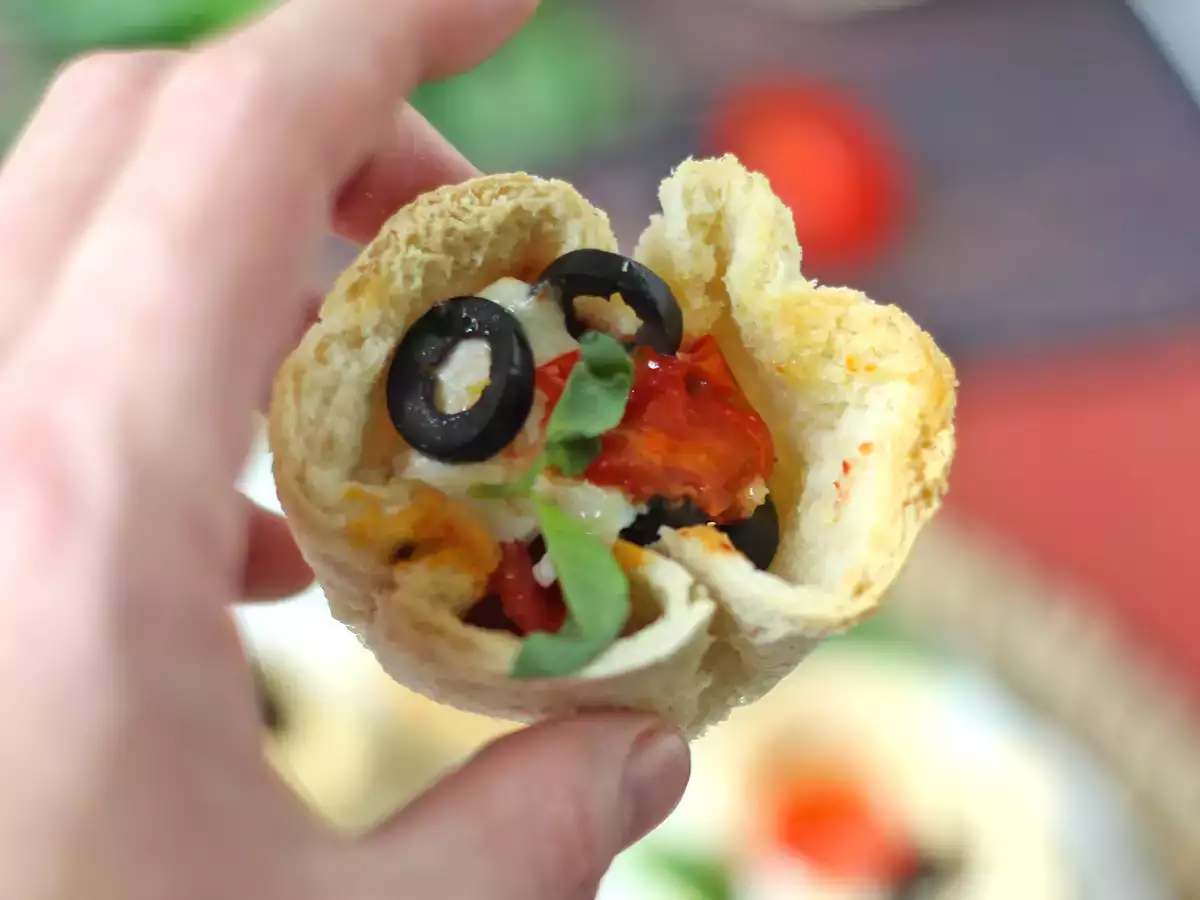 Cestas de pan de molde rellenas de queso, tomate y aceitunas - foto 5