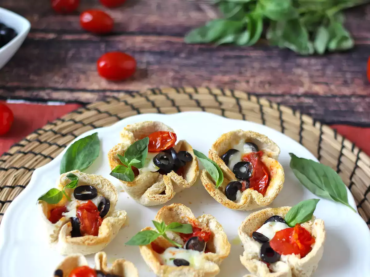 Cestas de pan de molde rellenas de queso, tomate y aceitunas - foto 6