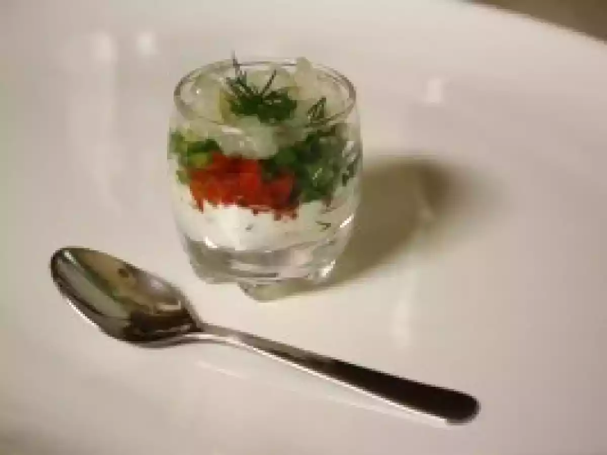 Ceviche de vieiras con crema fraiche, pimiento morrón y eneldo