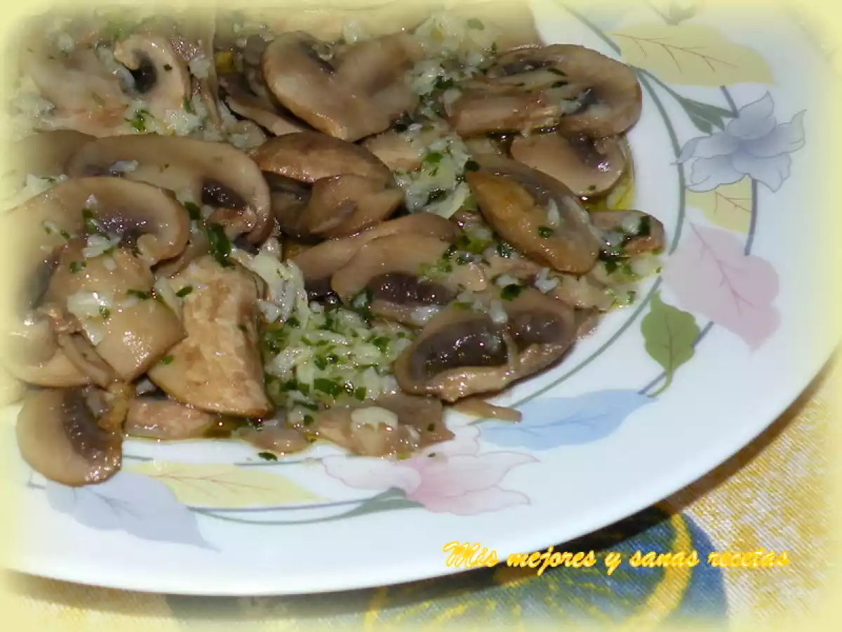 Champiñones con picadito de ajo y perejil.