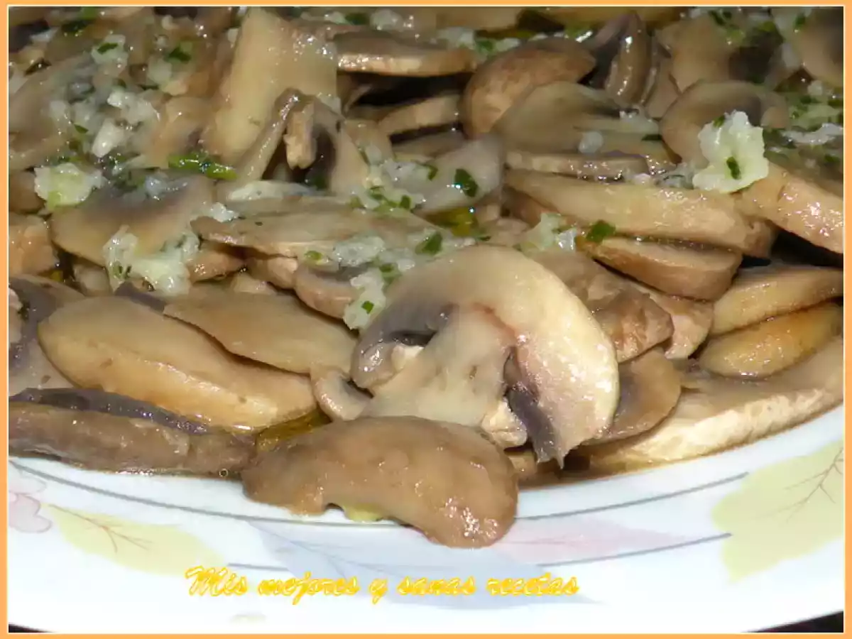 Champiñones con picadito de ajo y perejil. - foto 2