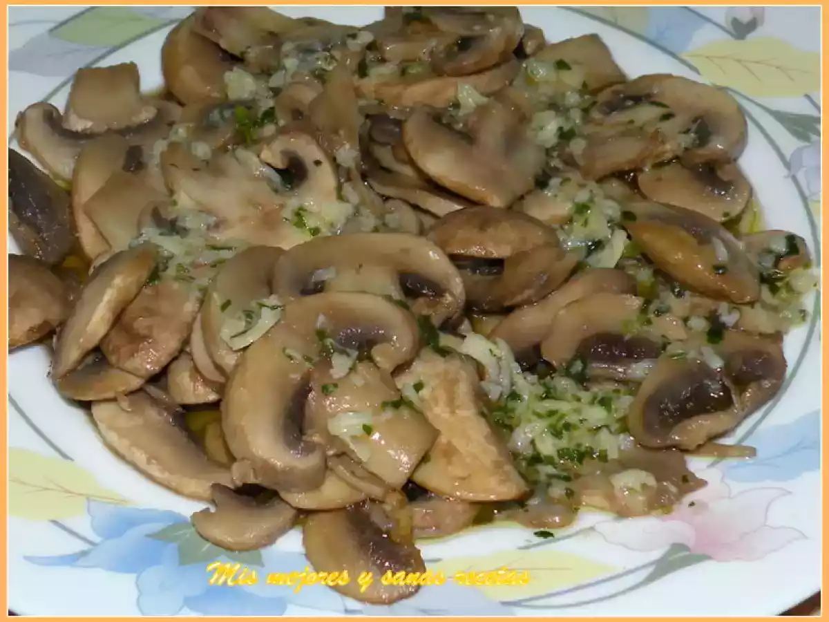 Champiñones con picadito de ajo y perejil. - foto 3