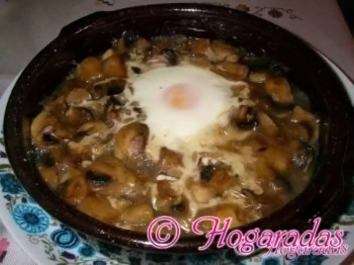 Champiñones en salsa con huevos