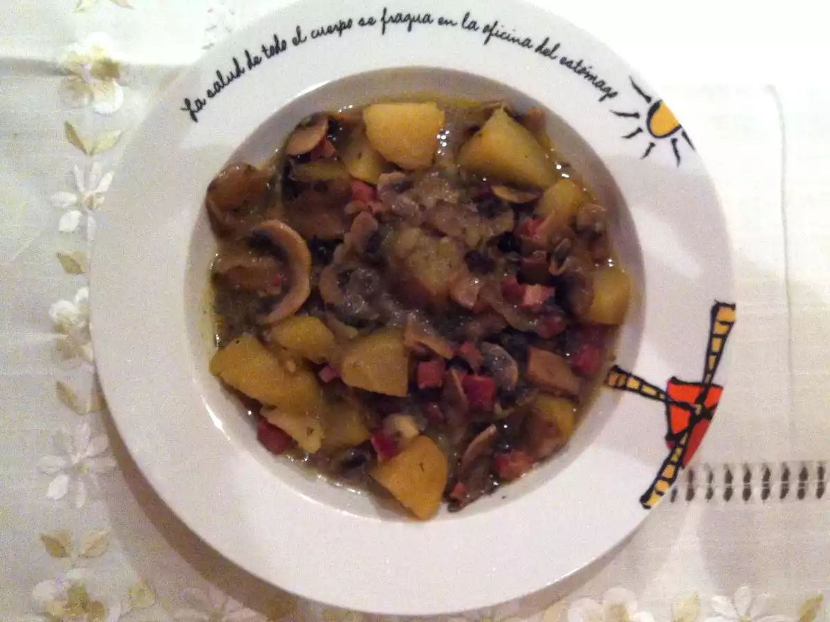 Champiñones guisados con patatas