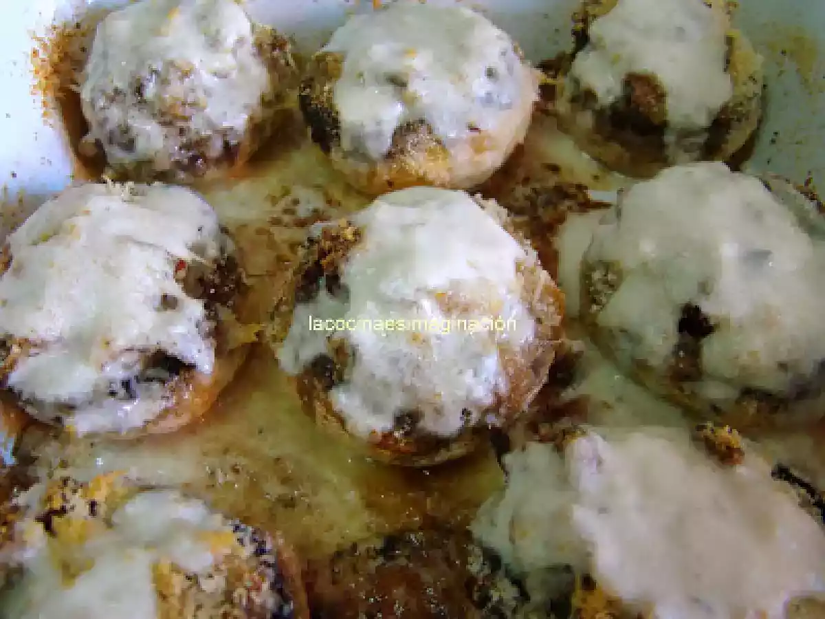 Champiñones rellenos con salsa de queso roquefort