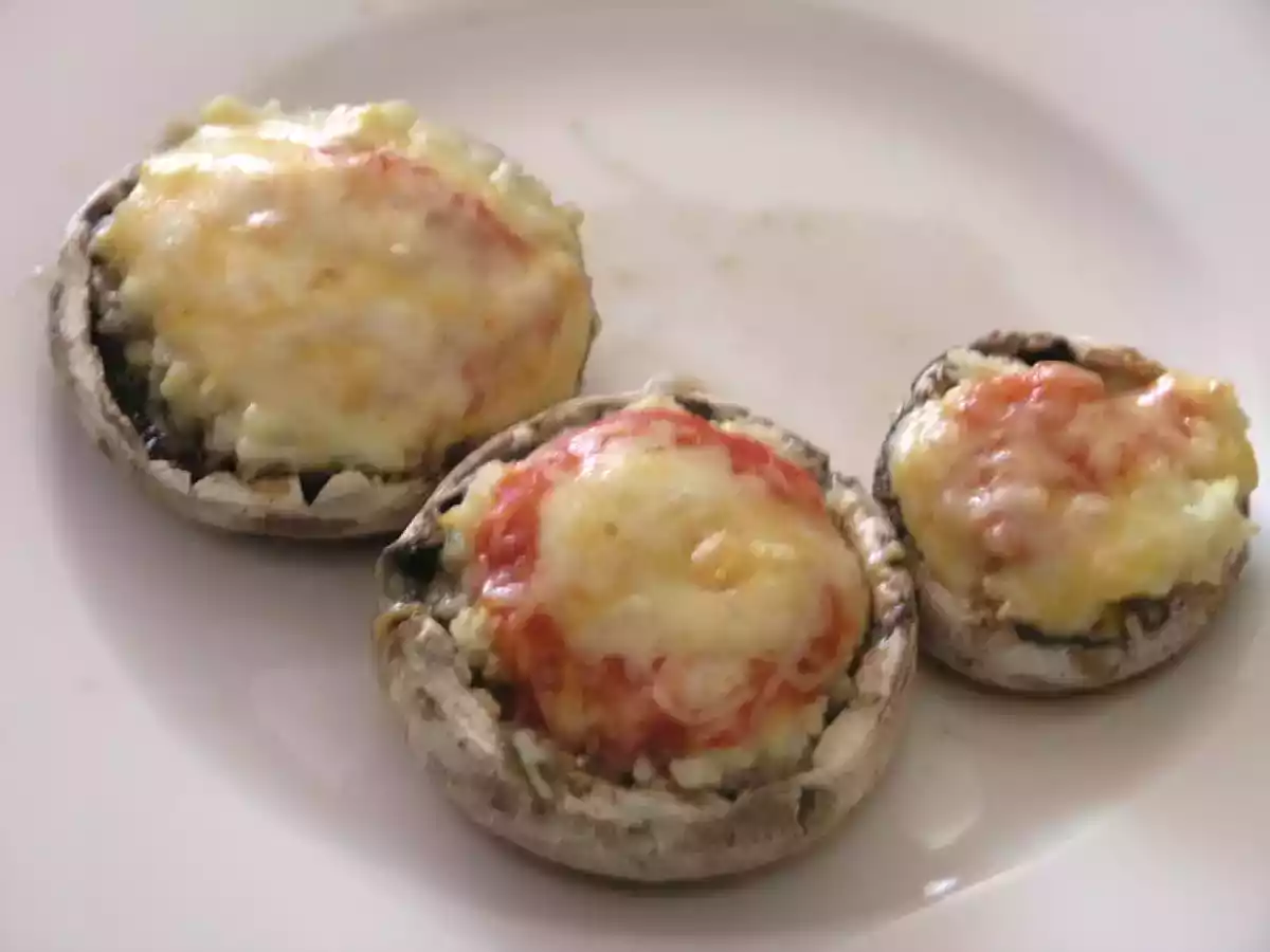 Champiñones rellenos de mijo y gratinados con queso