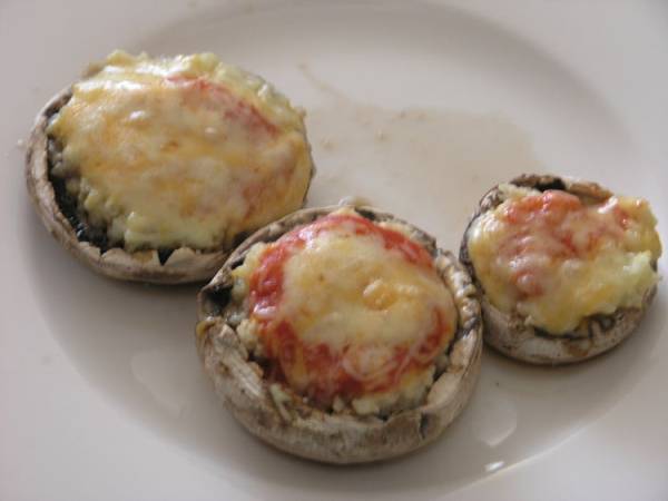 Champiñones rellenos de mijo y gratinados con queso