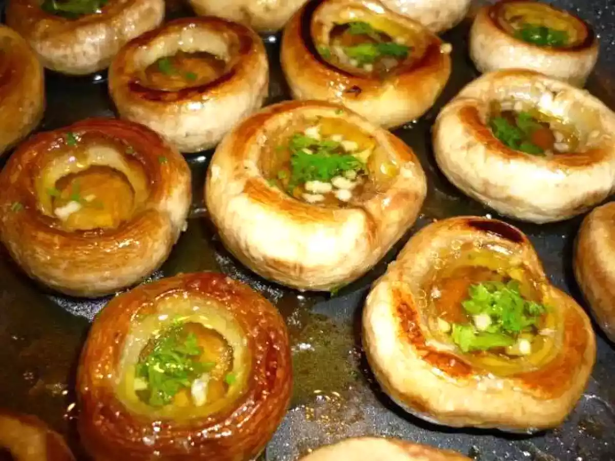 CHAMPIÑONES RELLENOS EN SU SALSA