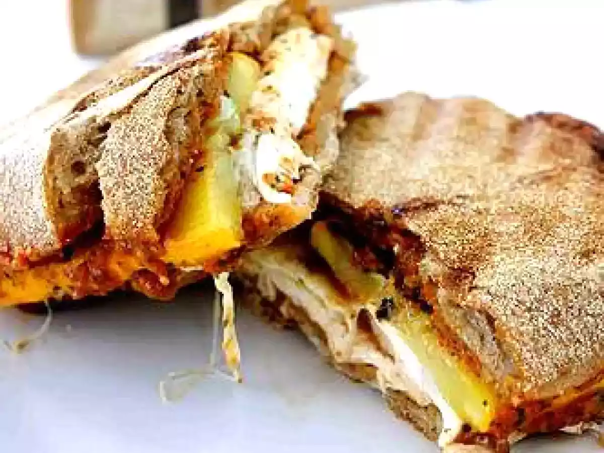 Chapata con mozzarella, pollo y pesto