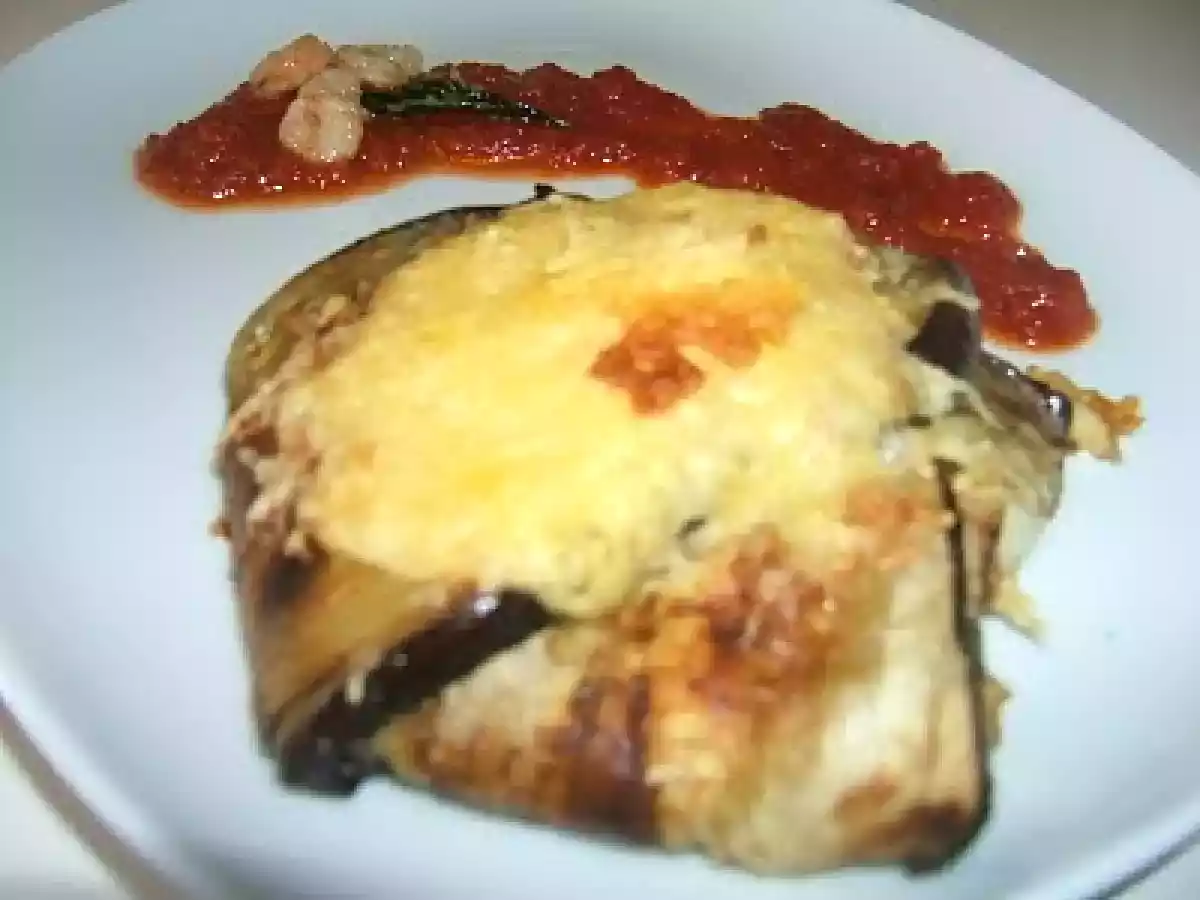 Charlota de berenjena rellena de merluza y gambas.