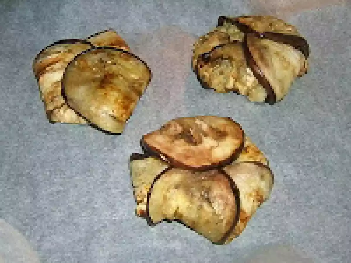 Charlota de berenjena rellena de merluza y gambas. - foto 3