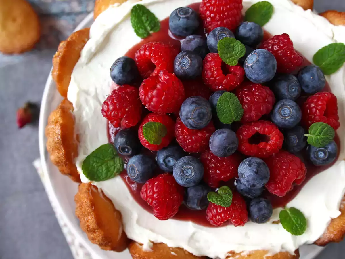 Charlota de frutos rojos con crema de vainilla y madeleines - foto 2