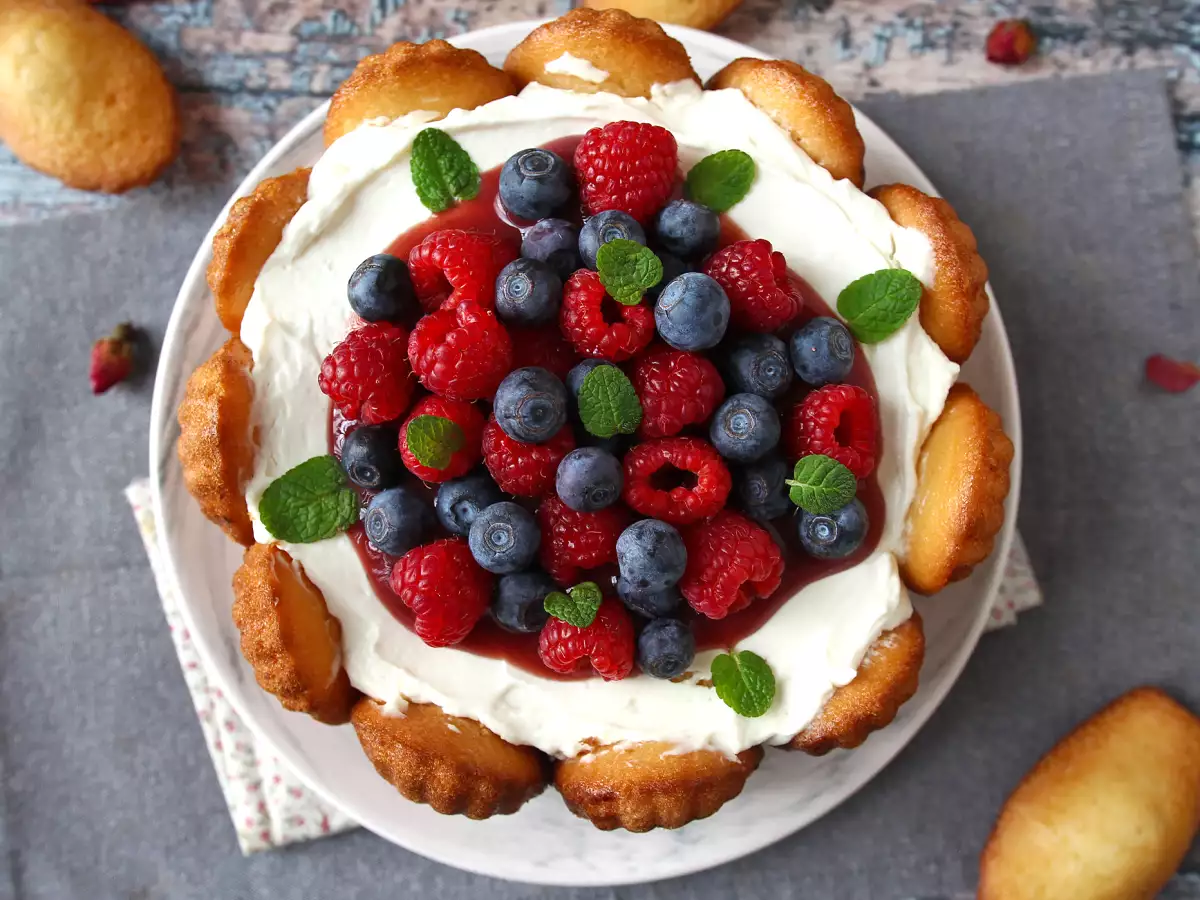 Charlota de frutos rojos con crema de vainilla y madeleines - foto 5