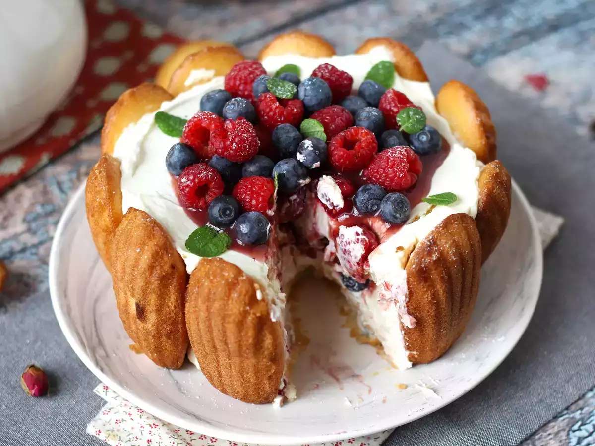 Charlota de frutos rojos con crema de vainilla y madeleines - foto 8