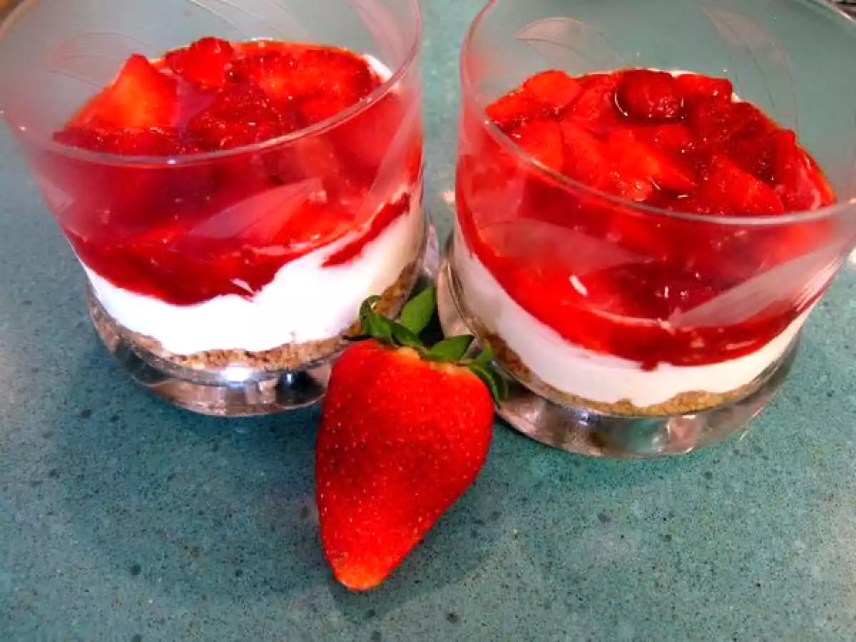 Cheesecake de fresas en vasitos