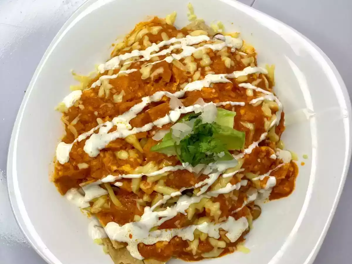Chilaquiles Rojos con Pollo