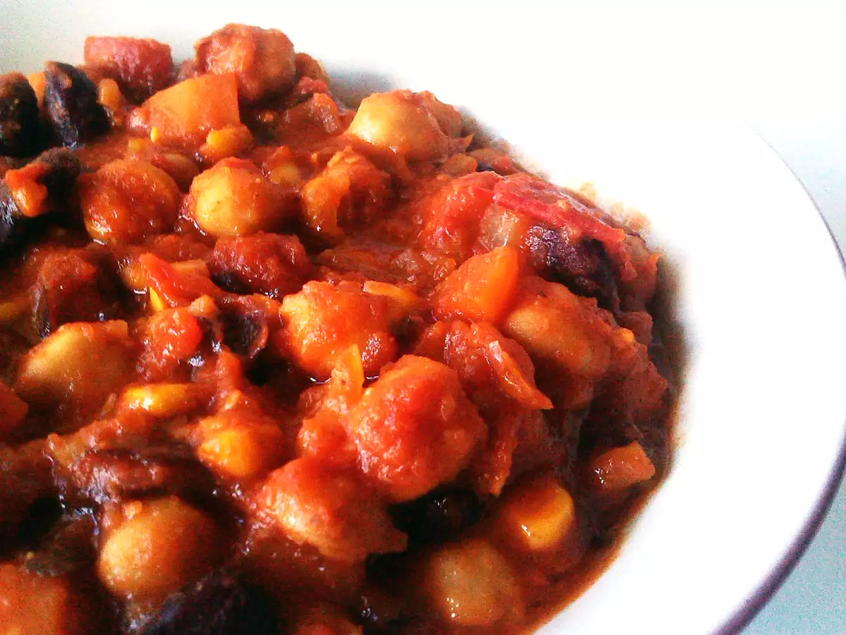 CHILE VEGANO DE GARBANZOS CON SALSA BUFFALO