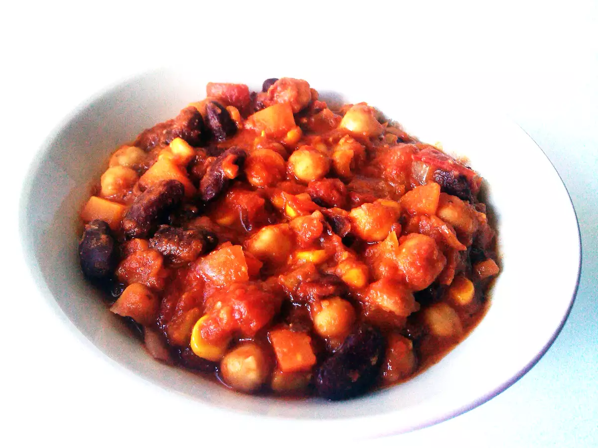 CHILE VEGANO DE GARBANZOS CON SALSA BUFFALO - foto 2