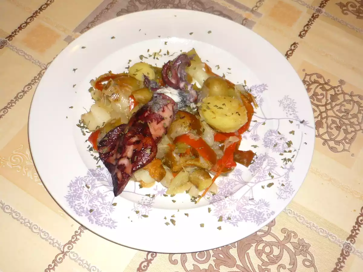 Chipirón a la plancha con salteado de verduras.