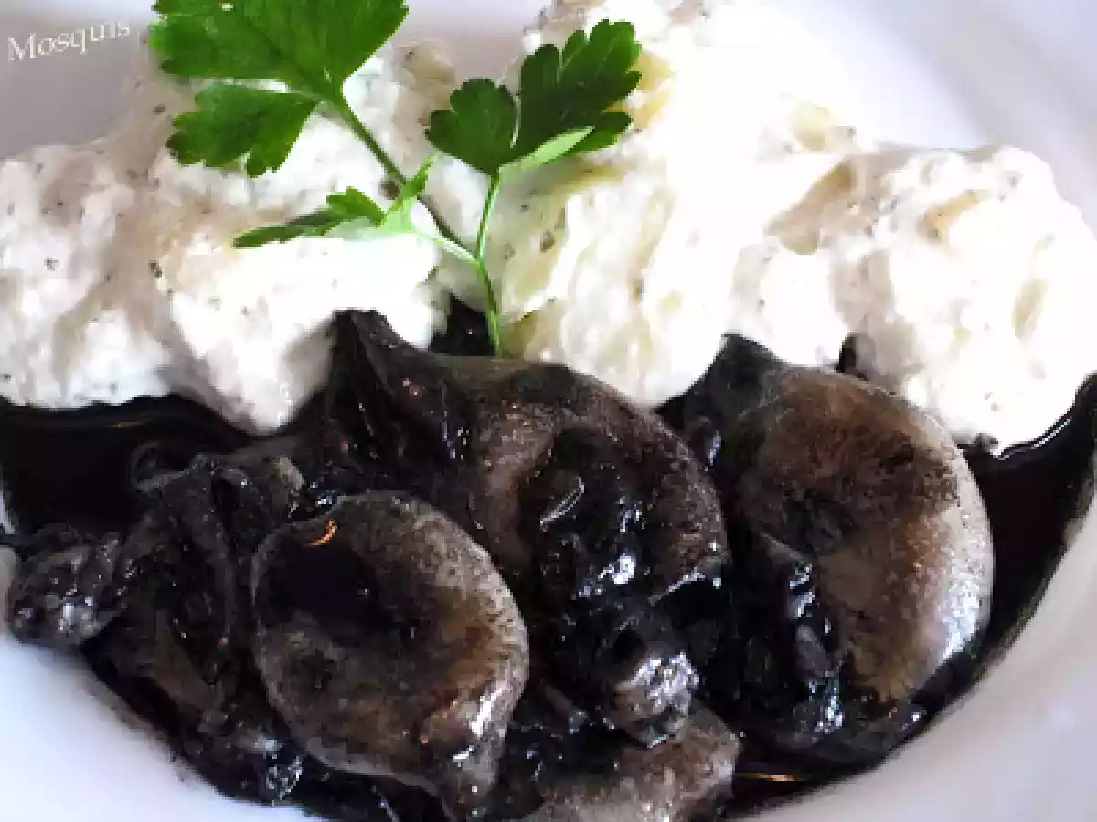 Chipirones en su tinta con patatas ali-oli Manh Mac