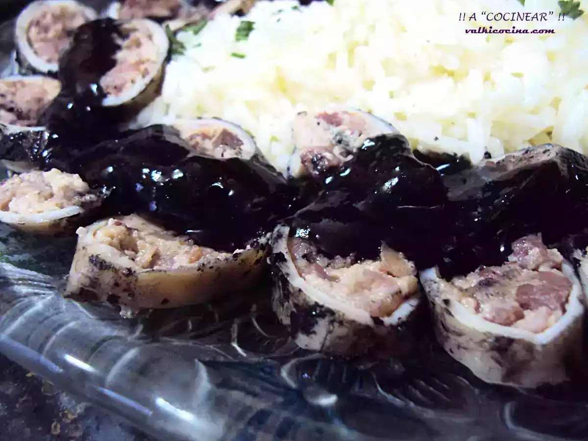 Chipirones en su tinta rellenos de jamón
