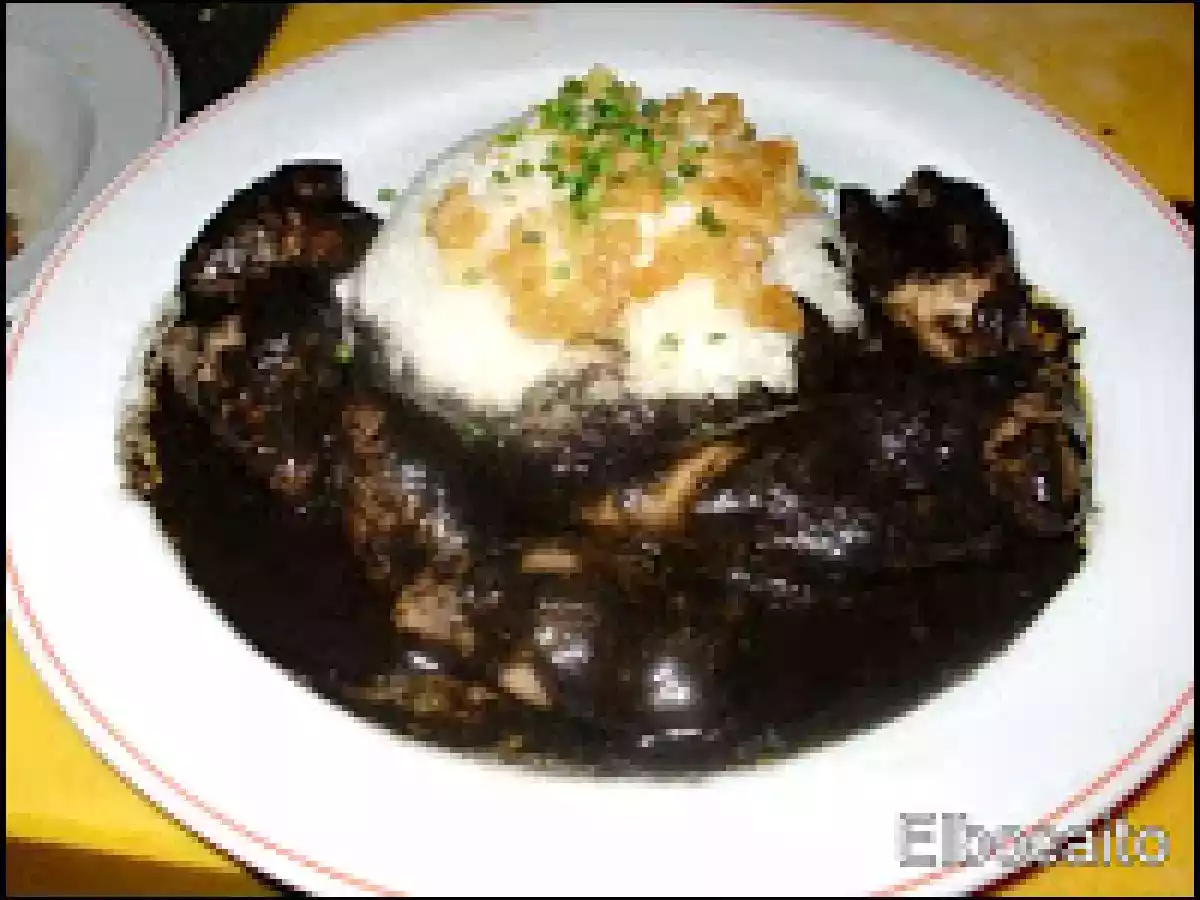 Chipirones rellenos de jamón serrano, en su tinta.