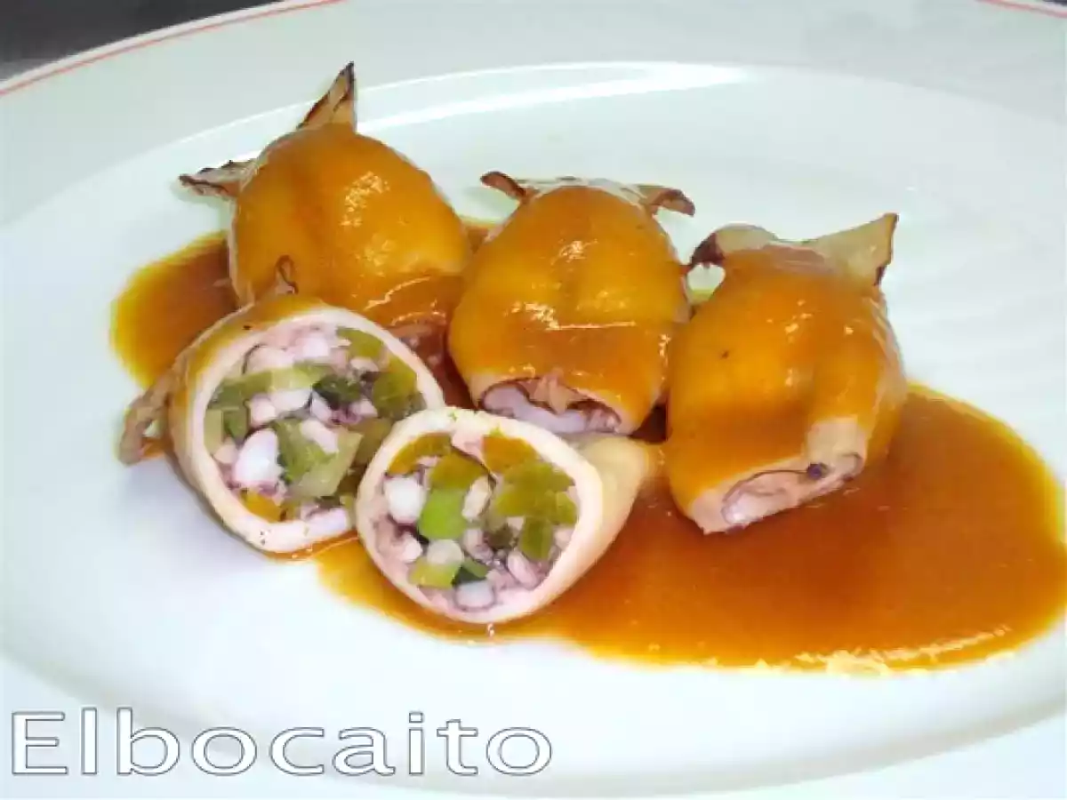 Chipirones rellenos de salteado de verduritas con ajetes, en salsa