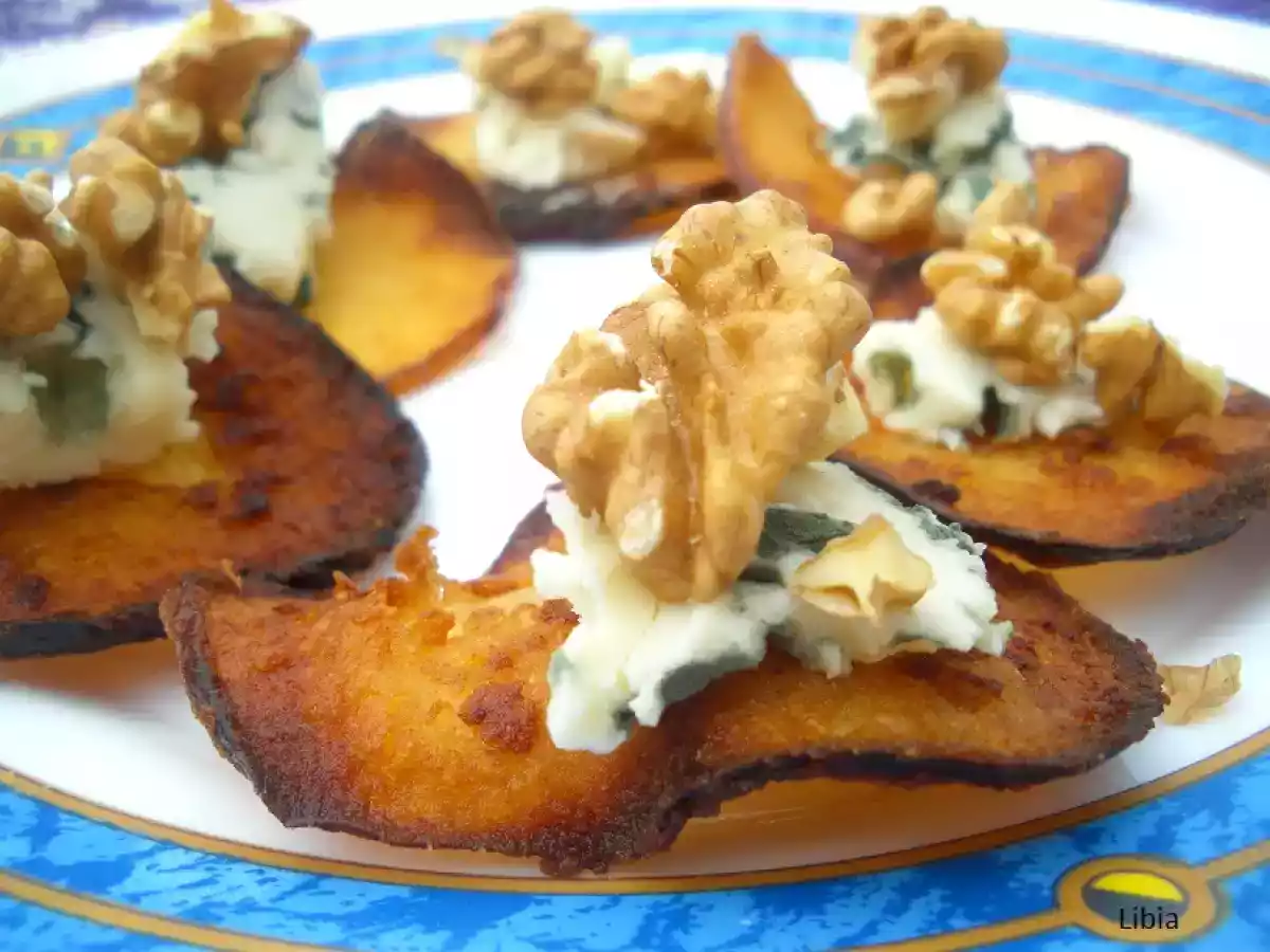 Chips de manzana caramelizada con roquefort y nueces