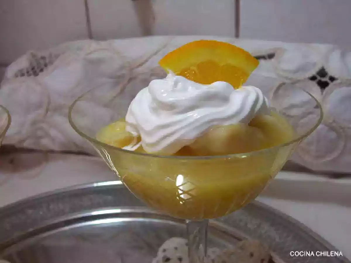 Chirimoya alegre y peras en salsa de naranjas