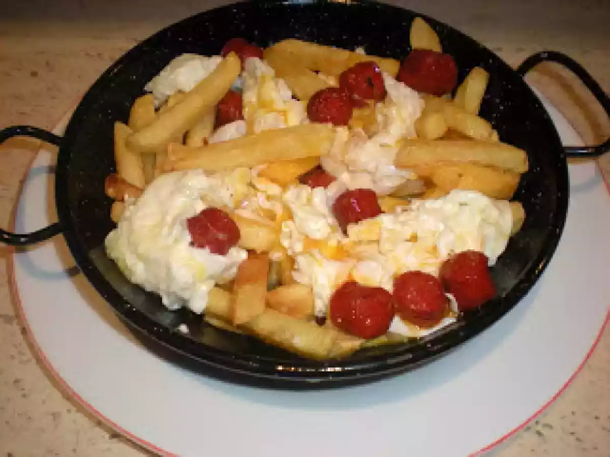 Chistorra con patatas y huevos rotos