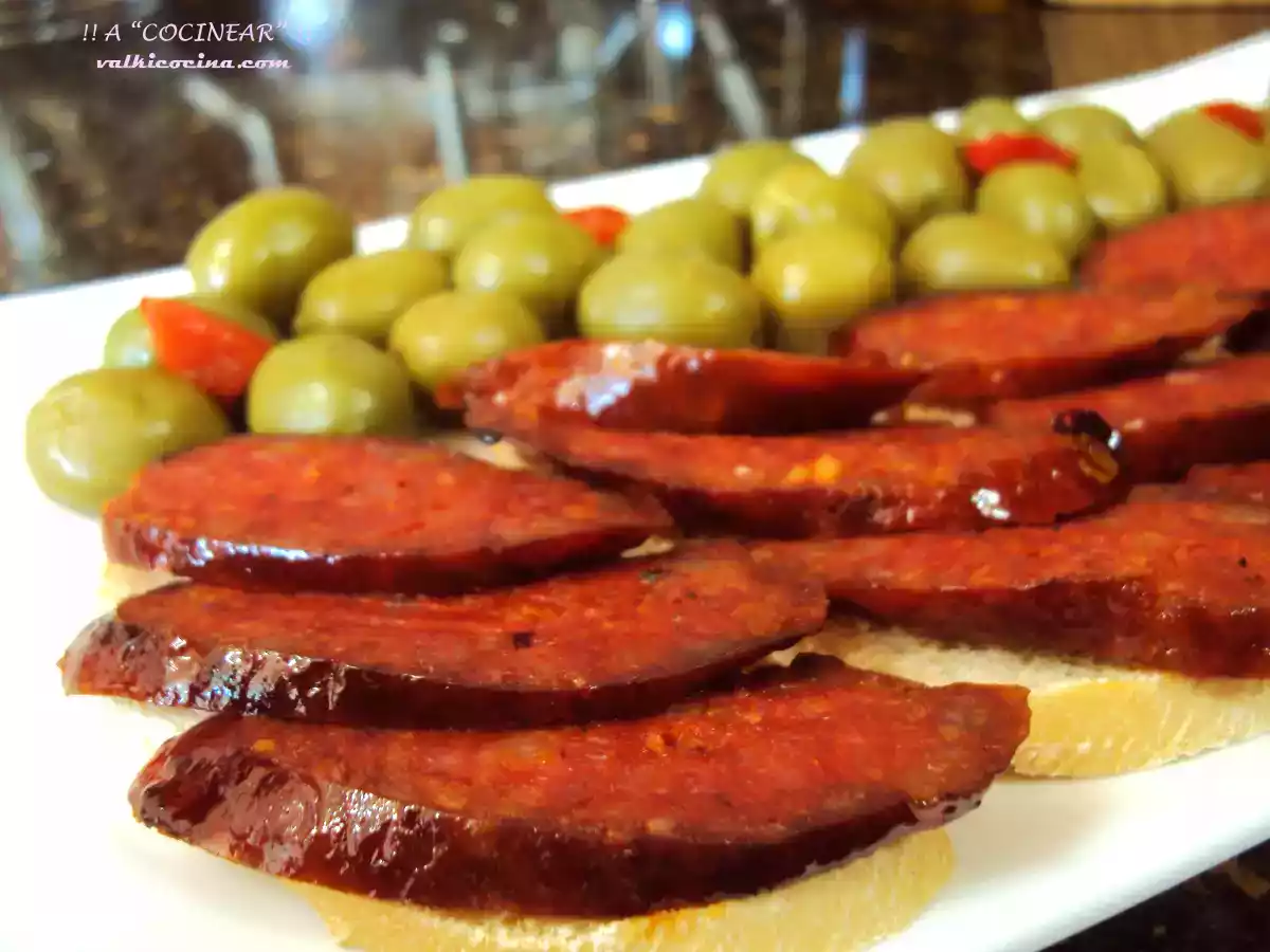 Chorizos al vino (con manzanilla de Sanlúcar)
