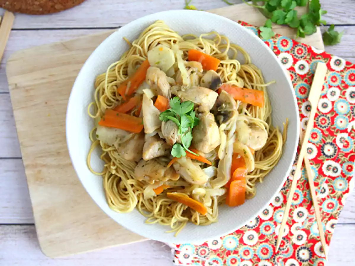Chow mein, noodles chinos con pollo y verduras - foto 3