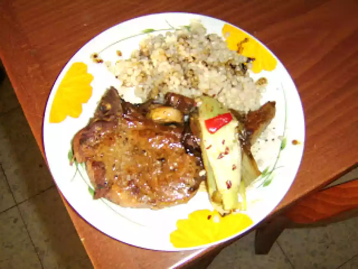 Chuleta de cerdo con puerro y champiñones