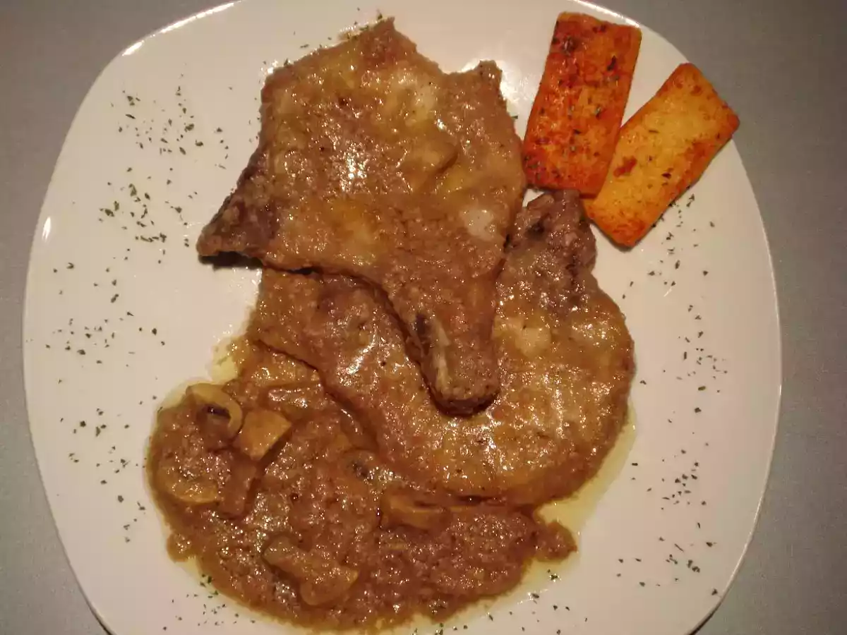 Chuletas con salsa de almendras y champiñones
