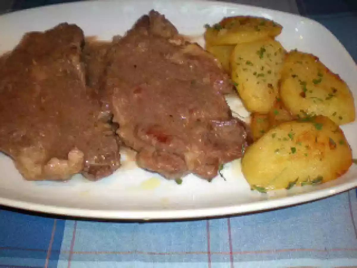 Chuletas de aguja en salsa de vino tinto