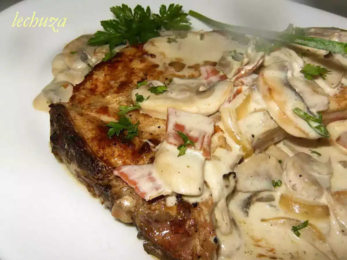 Chuletas de cerdo con salsa de champiñones