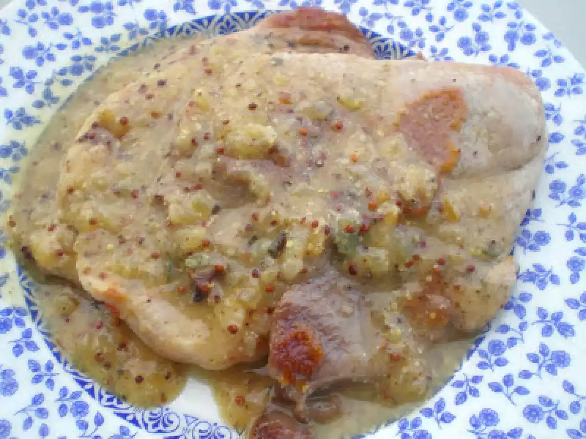 Chuletas de cerdo con salsa de manzana y mostaza