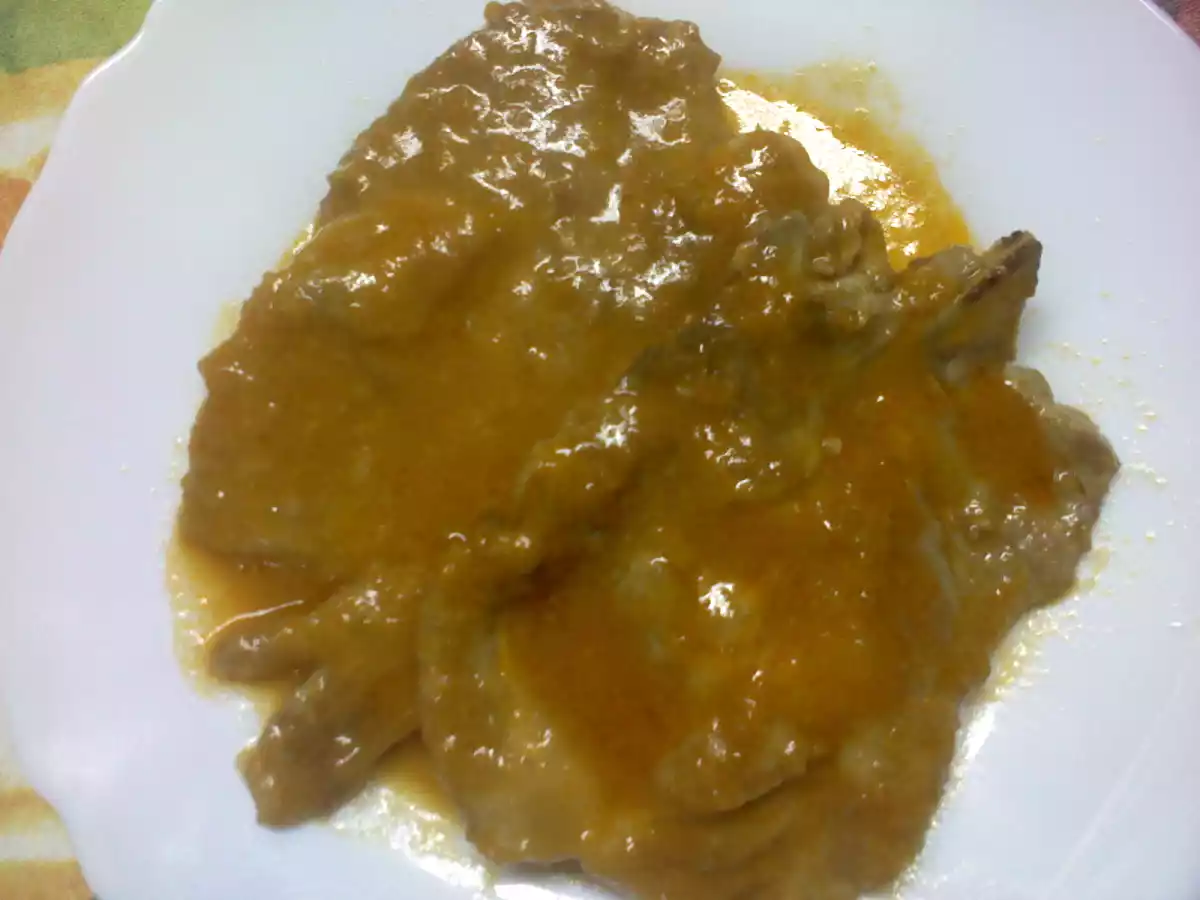 Chuletas de cerdo con salsa de verduras y manzana