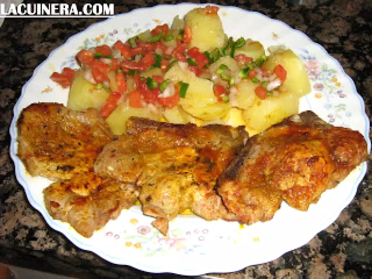 Chuletas de cerdo y patatas con vinagreta
