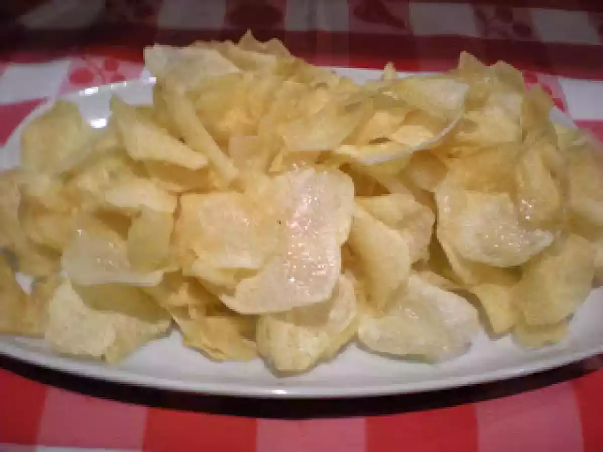 Chuletas de cordero en tomate y patatas fritas