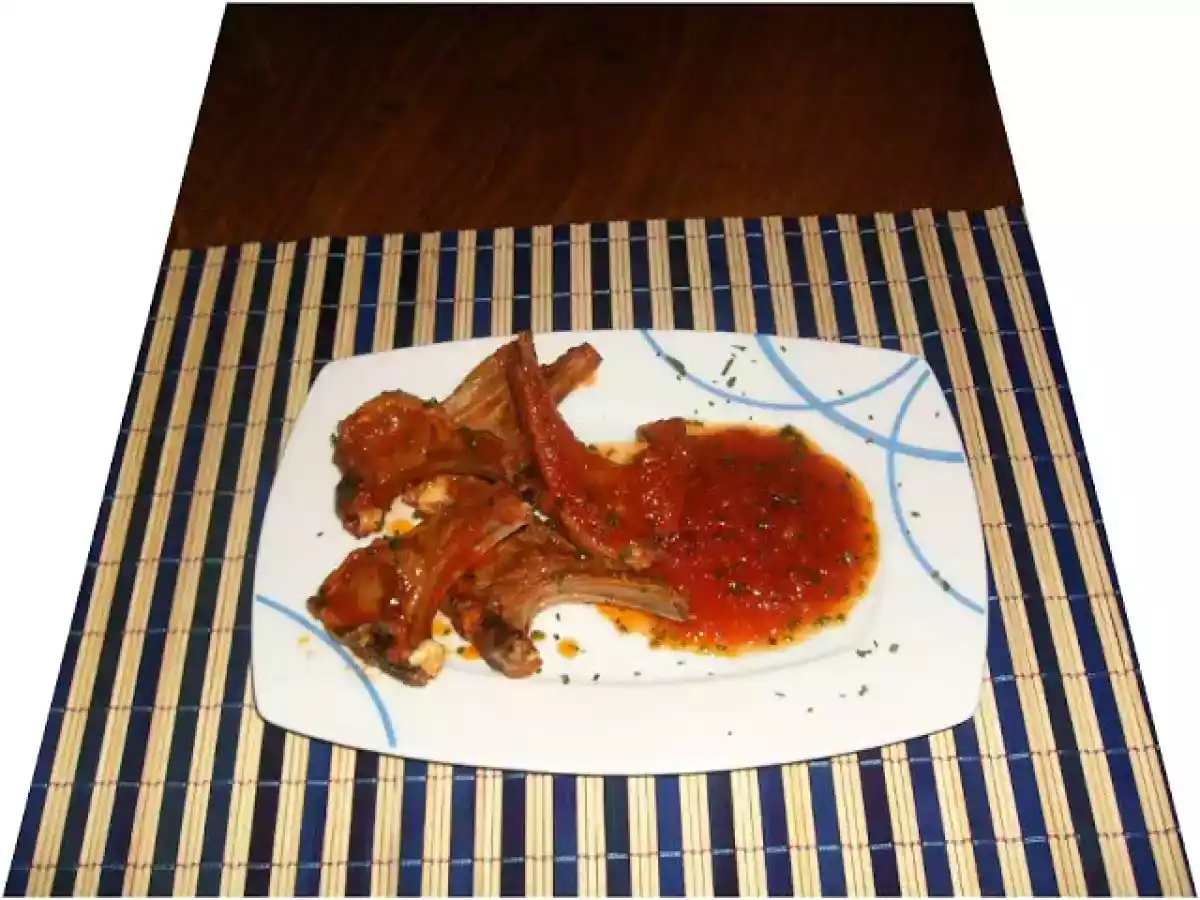 CHULETAS DE CORDERO LECHAL CON TOMATE
