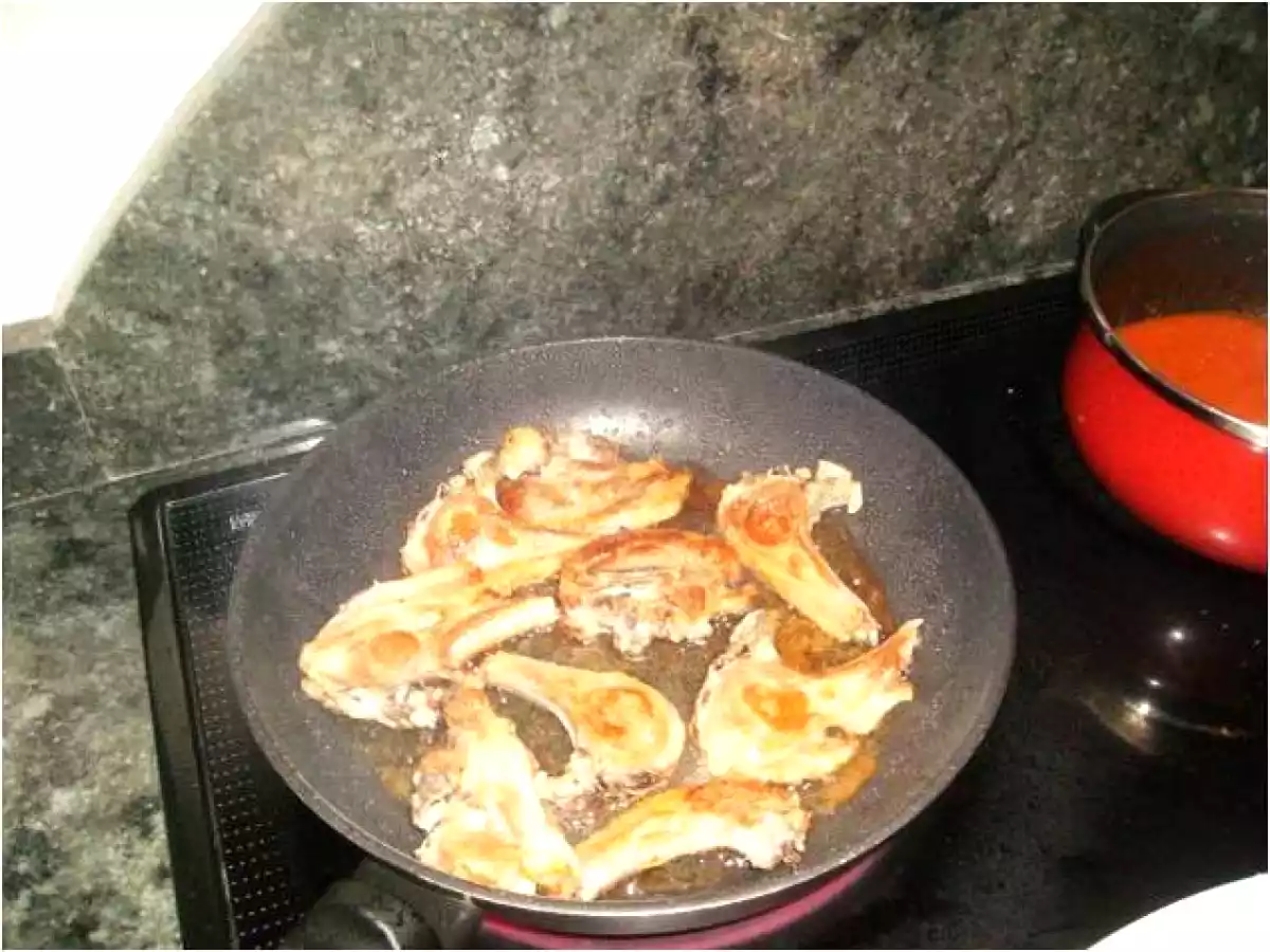 CHULETAS DE CORDERO LECHAL CON TOMATE - foto 4