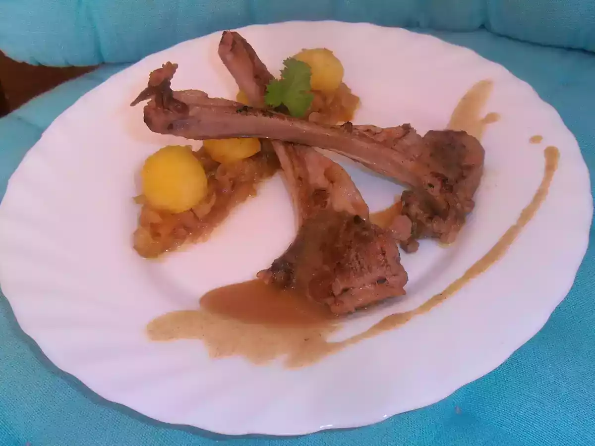 Chuletillas de cordero con patatas risoladas y cebolla confitada