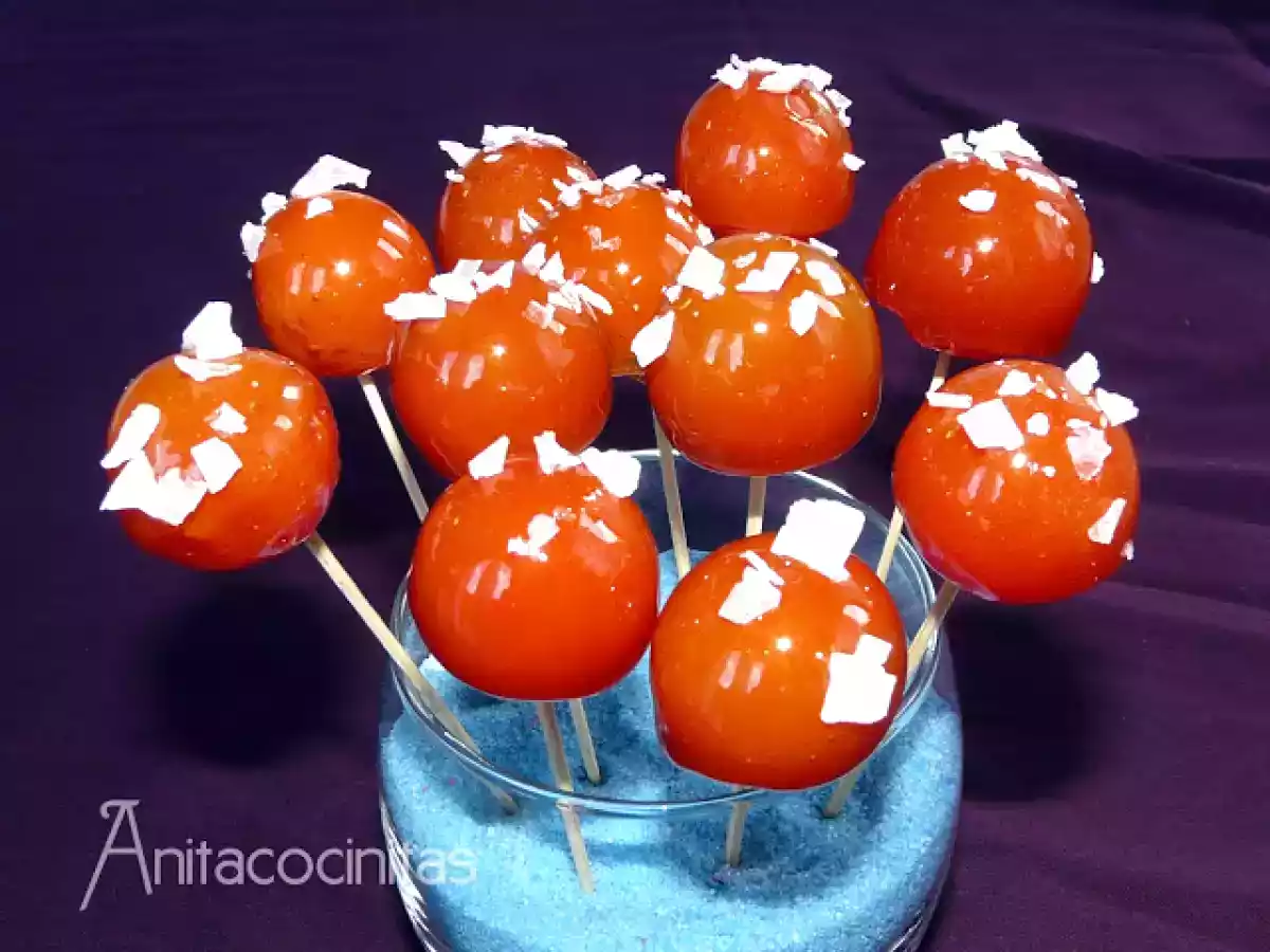 Chupachups de tomatitos cherry caramelizados